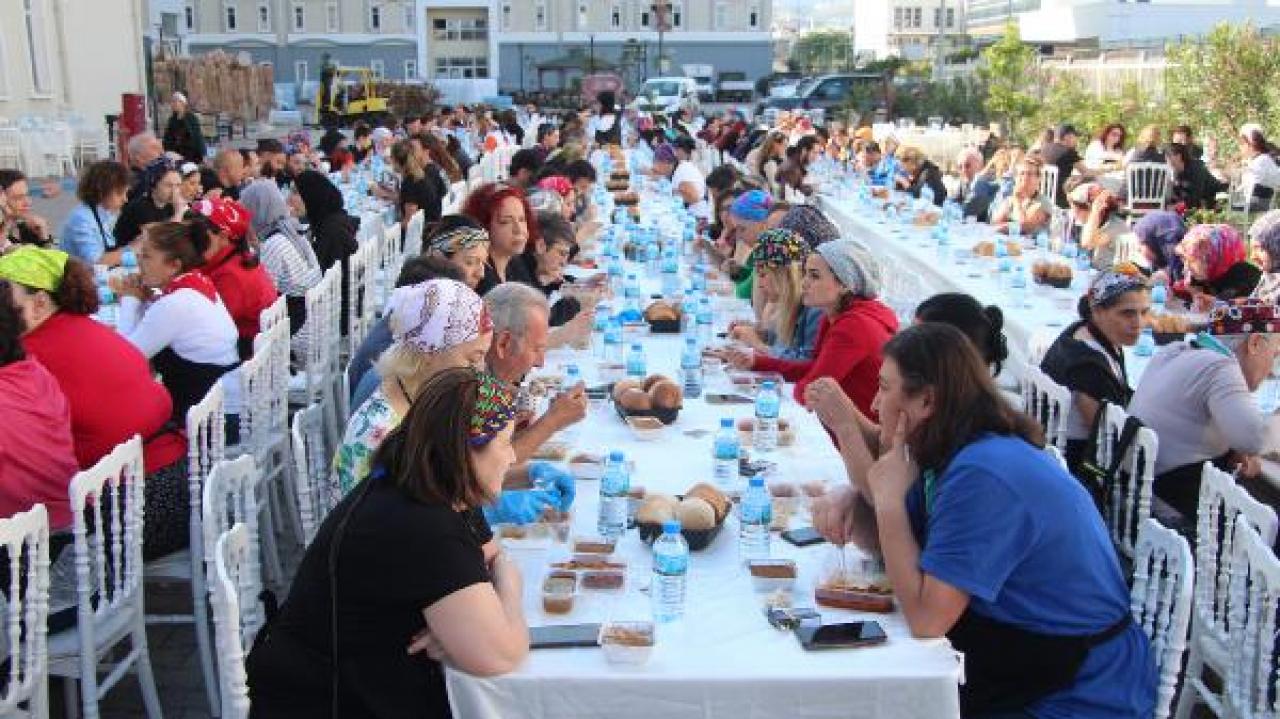 Hatay'da 'Gönül Sofrası', depremde ölenlerin anısına kuruldu; 70 bin kişiye yemek gönderildi