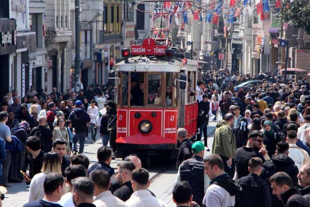 İstiklal Caddesi'nde bayram yoğunluğu yaşanıyor