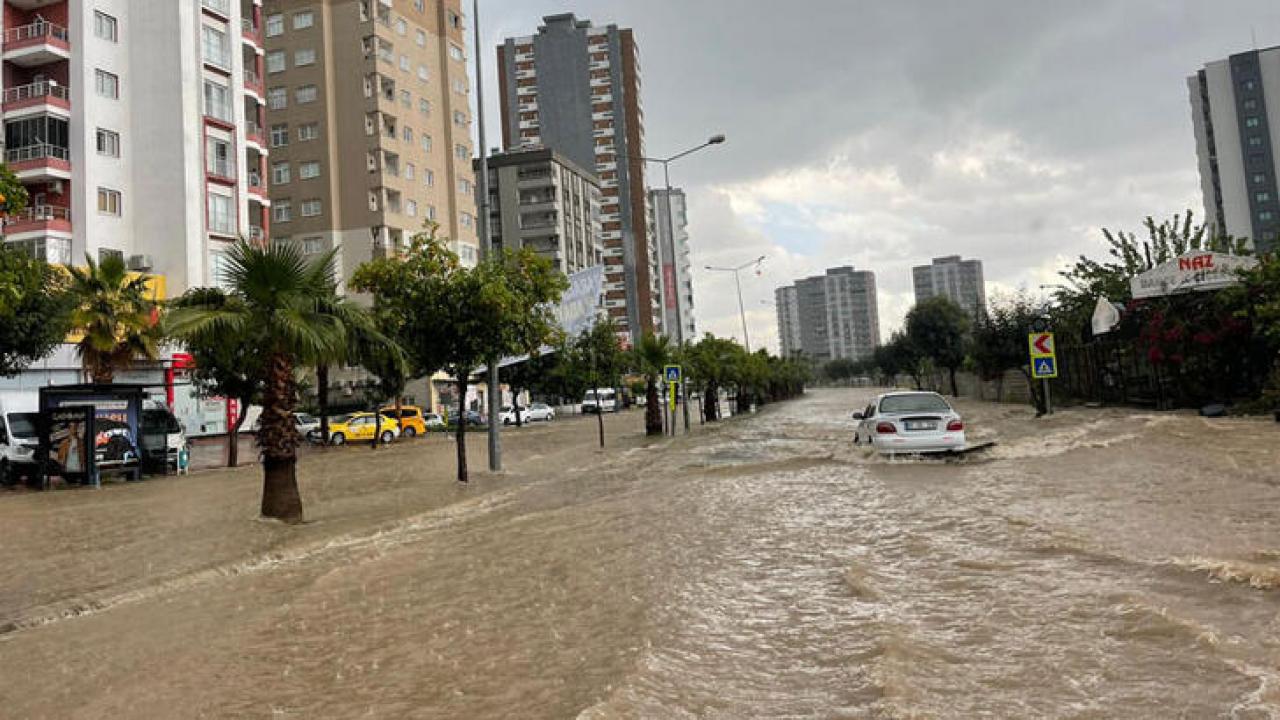 Adana'da sağanak ve dolu; yollar göle döndü