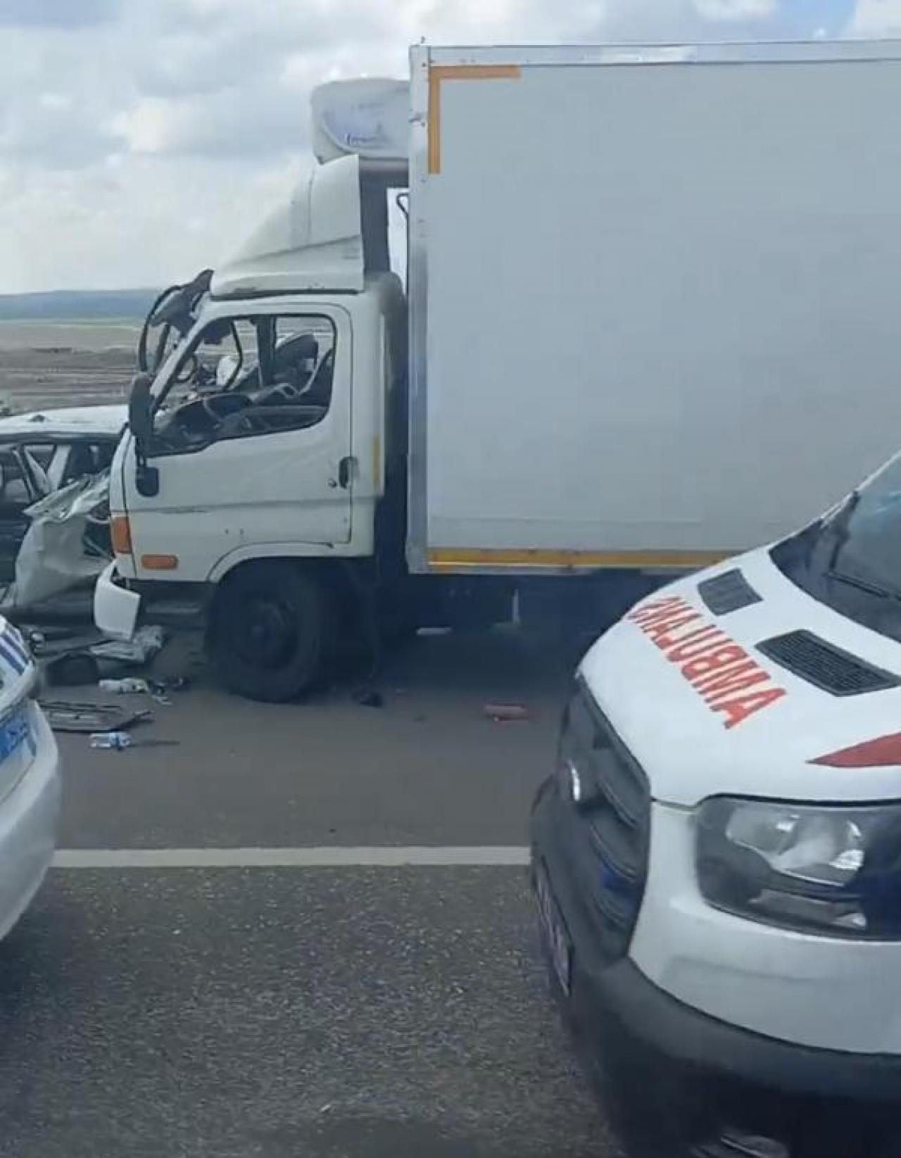 Emniyet şeridinde lastiğini değiştirirken kamyonet çarptı: 1 ölü, 3 yaralı