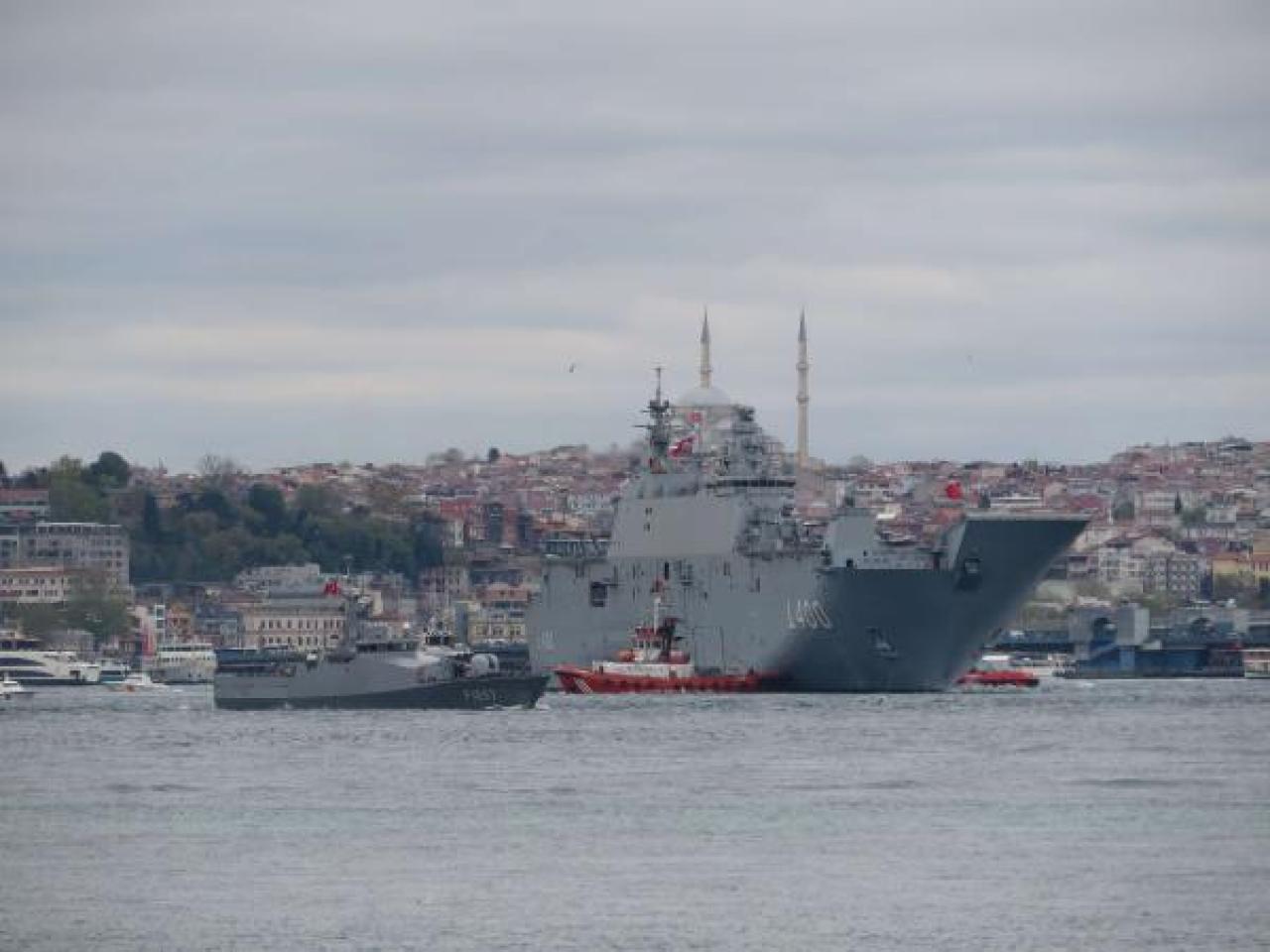 TCG Anadolu, İstanbul Boğazı'nda Cumhurbaşkanı Erdoğan'ı selamladı