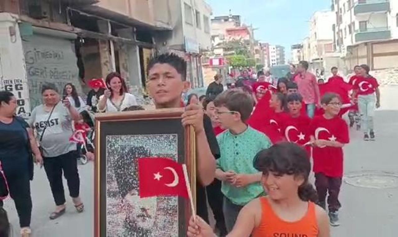 Çadır kentte kalan öğrenciler, okullarına gidip, 23 Nisan'ı kutladı