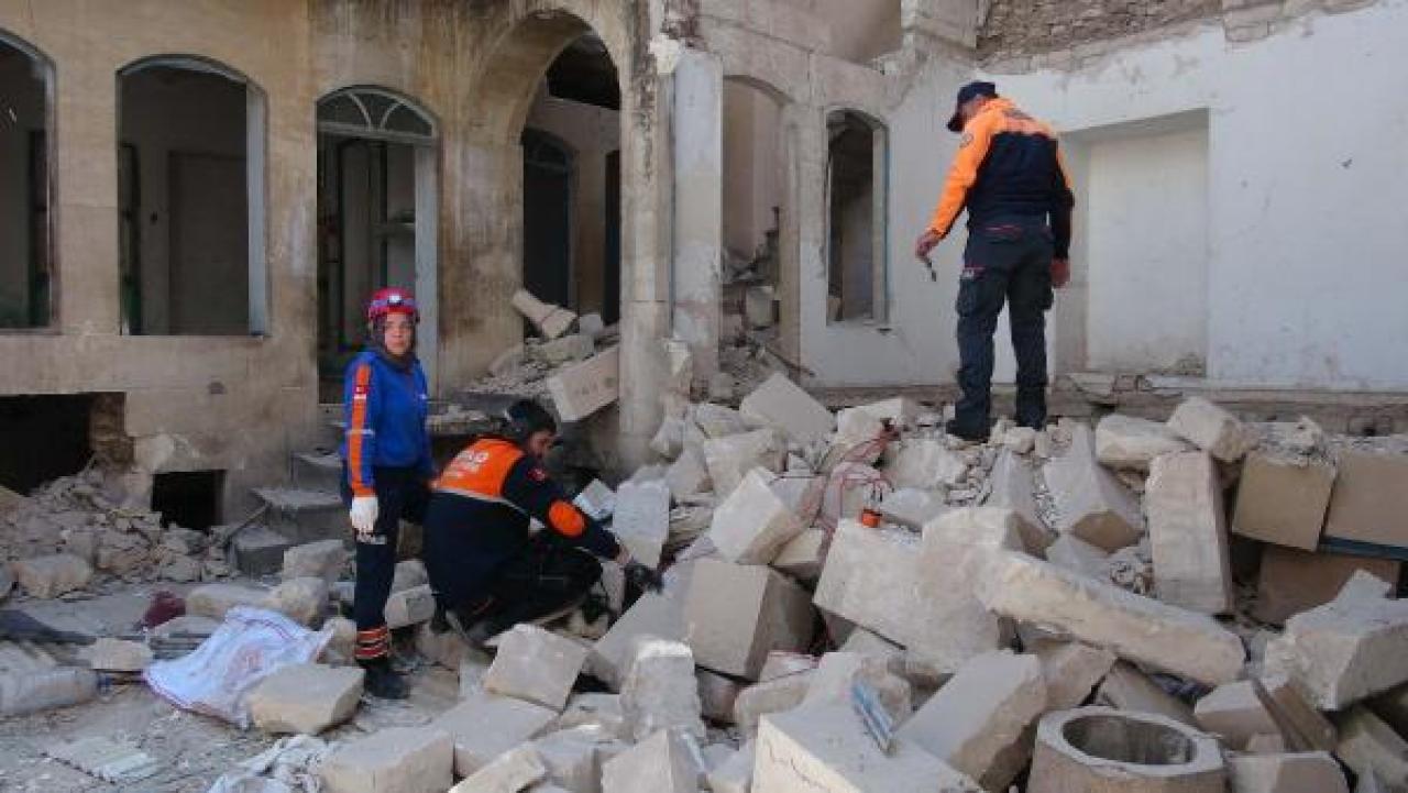 Kilis’te ağır hasarlı bina çöktü