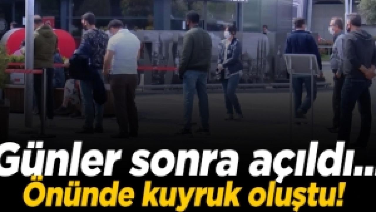 Günler sonra açılan AVM önünde uzun kuyruk