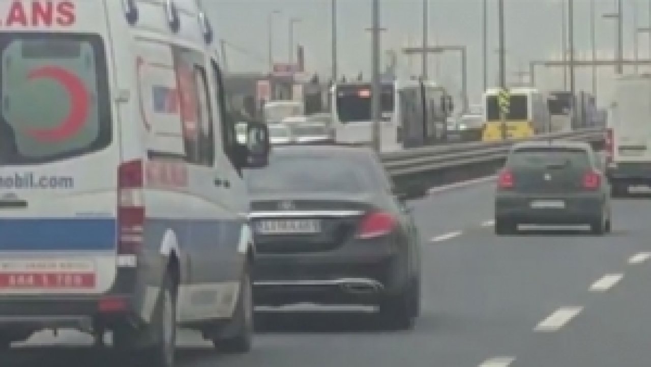 E-5'te inanılmaz görüntü! Ambulansa yol vermemek için...