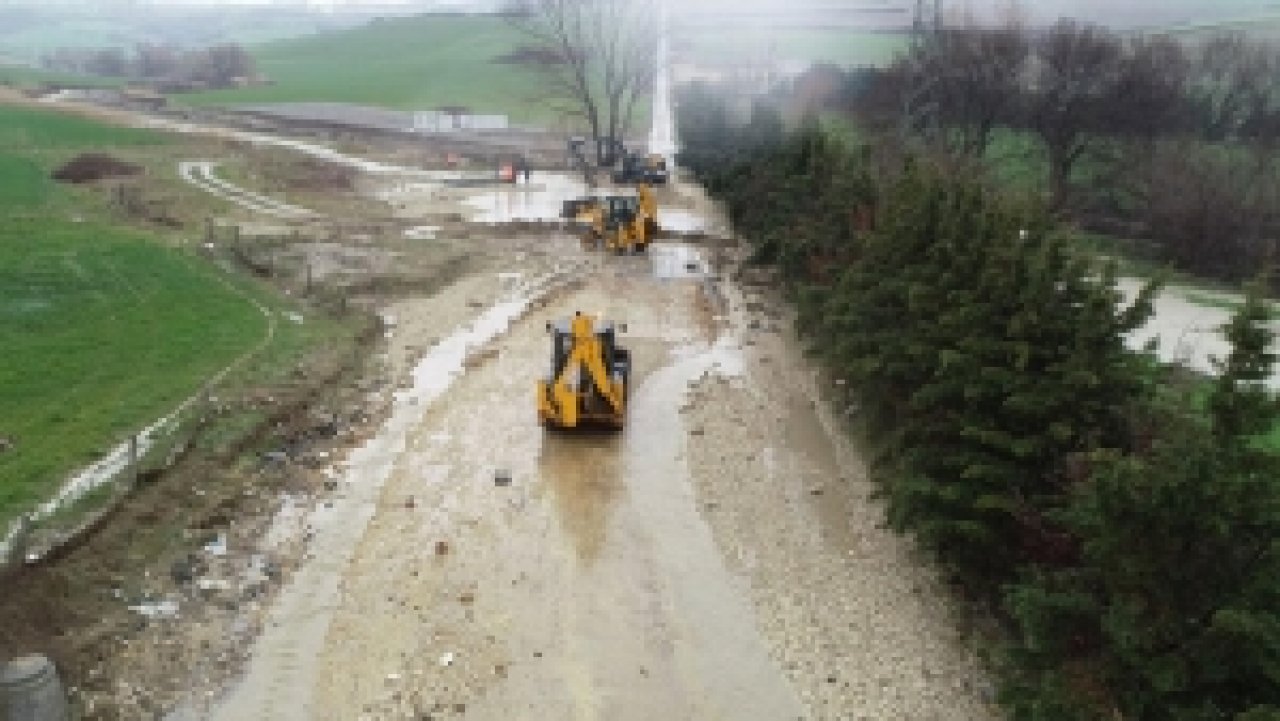 Büyükçekmece'de İSKİ borusu oatladı; yollar göle döndü