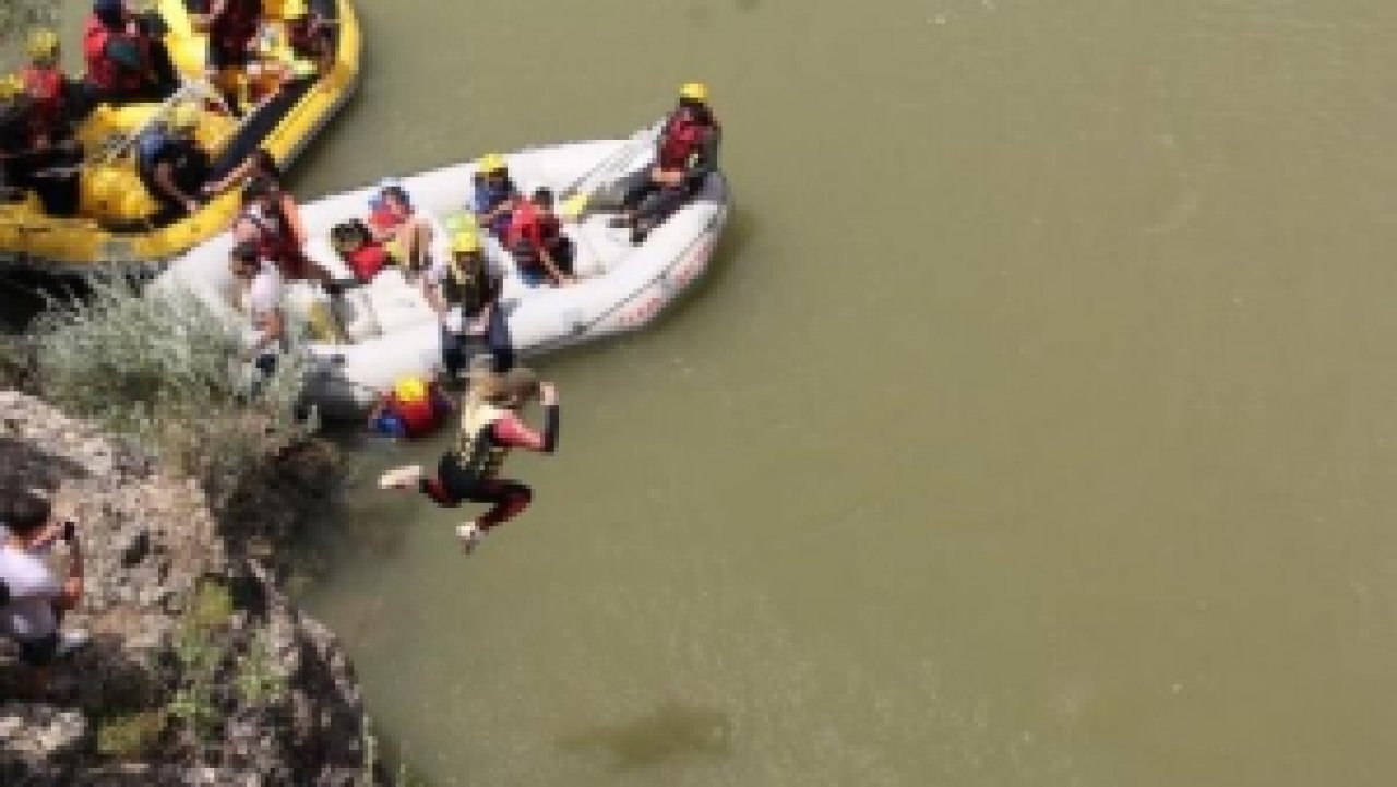 Turistlerin Karasu Nehri'nde Rafting Keyfi