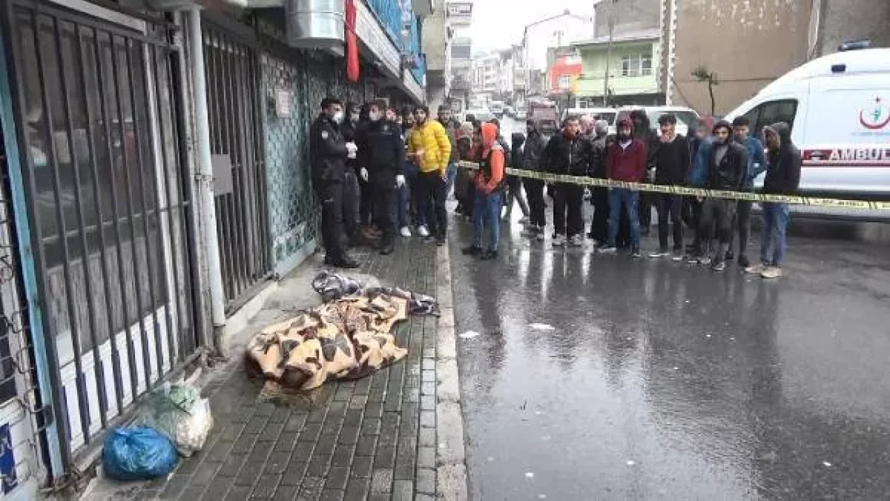 Avcılar'da yolda yürürken düşüp öldü! İnsanlar böyle izledi