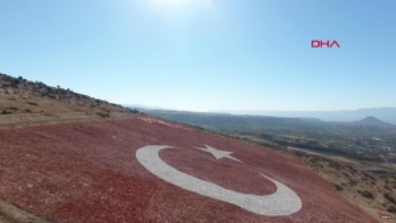 Zemine işlenmiş en büyük Türk bayrağı boyanıyor