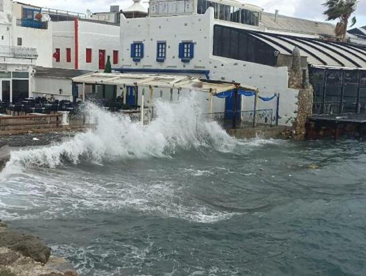 Bodrum'da Fırtına; Dalgaların Boyu 3 Metreye Ulaştı