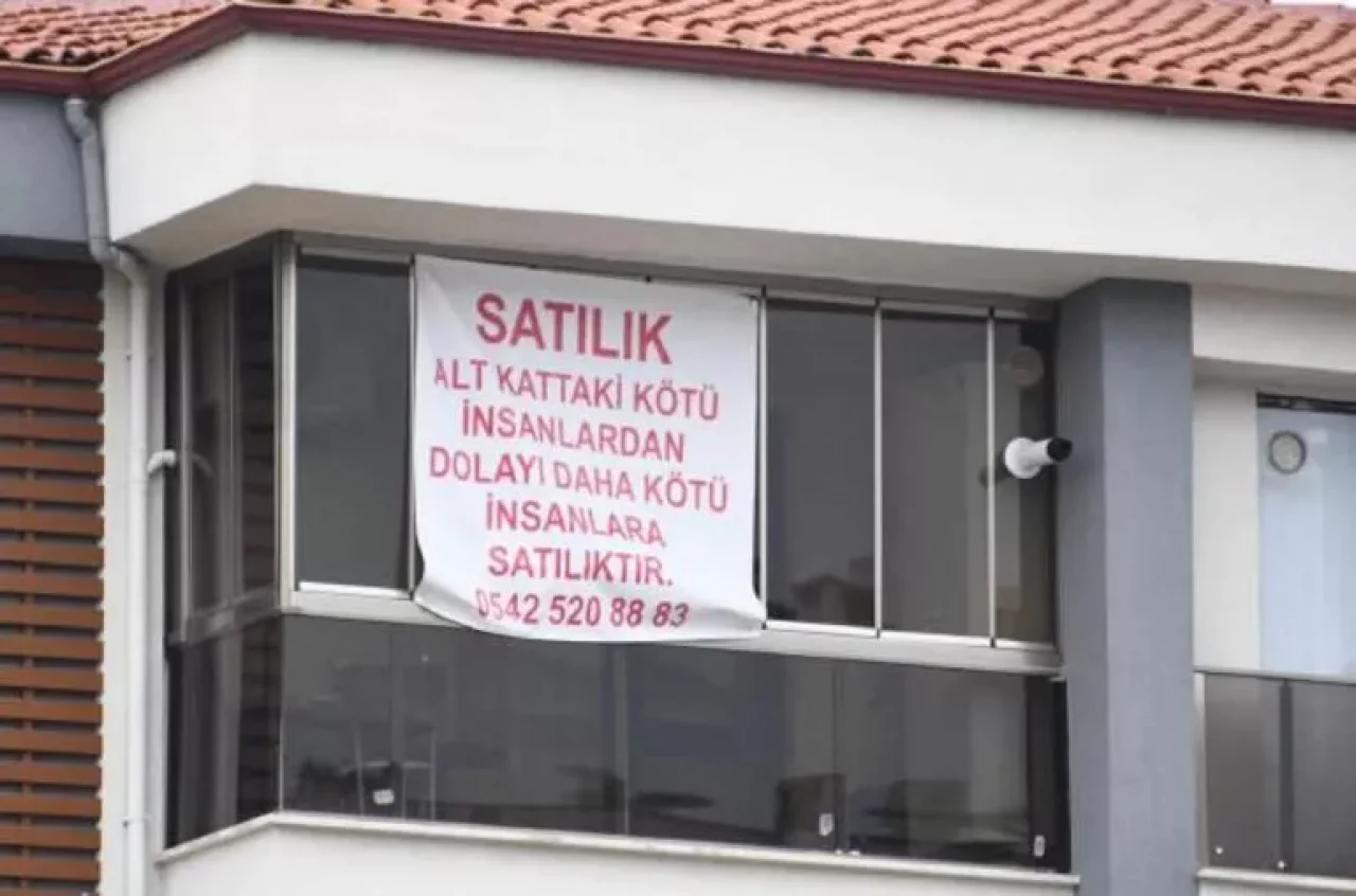 Gürültü Yapan Komşularına Kızdı, 'Daha Kötü İnsanlara Satılıktır' Yazısı Asıp Evini Satışa Çıkardı