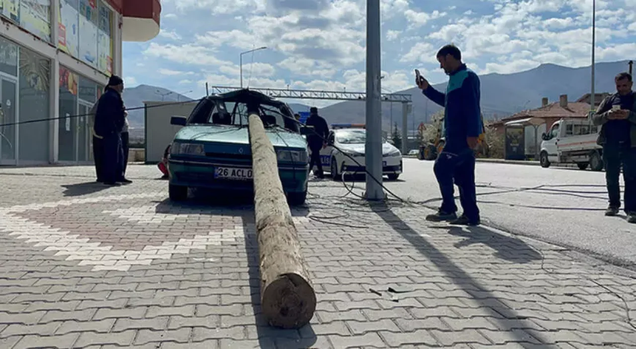 TIR’ın Devirdiği Direk, Otomobilin Camından Girdi