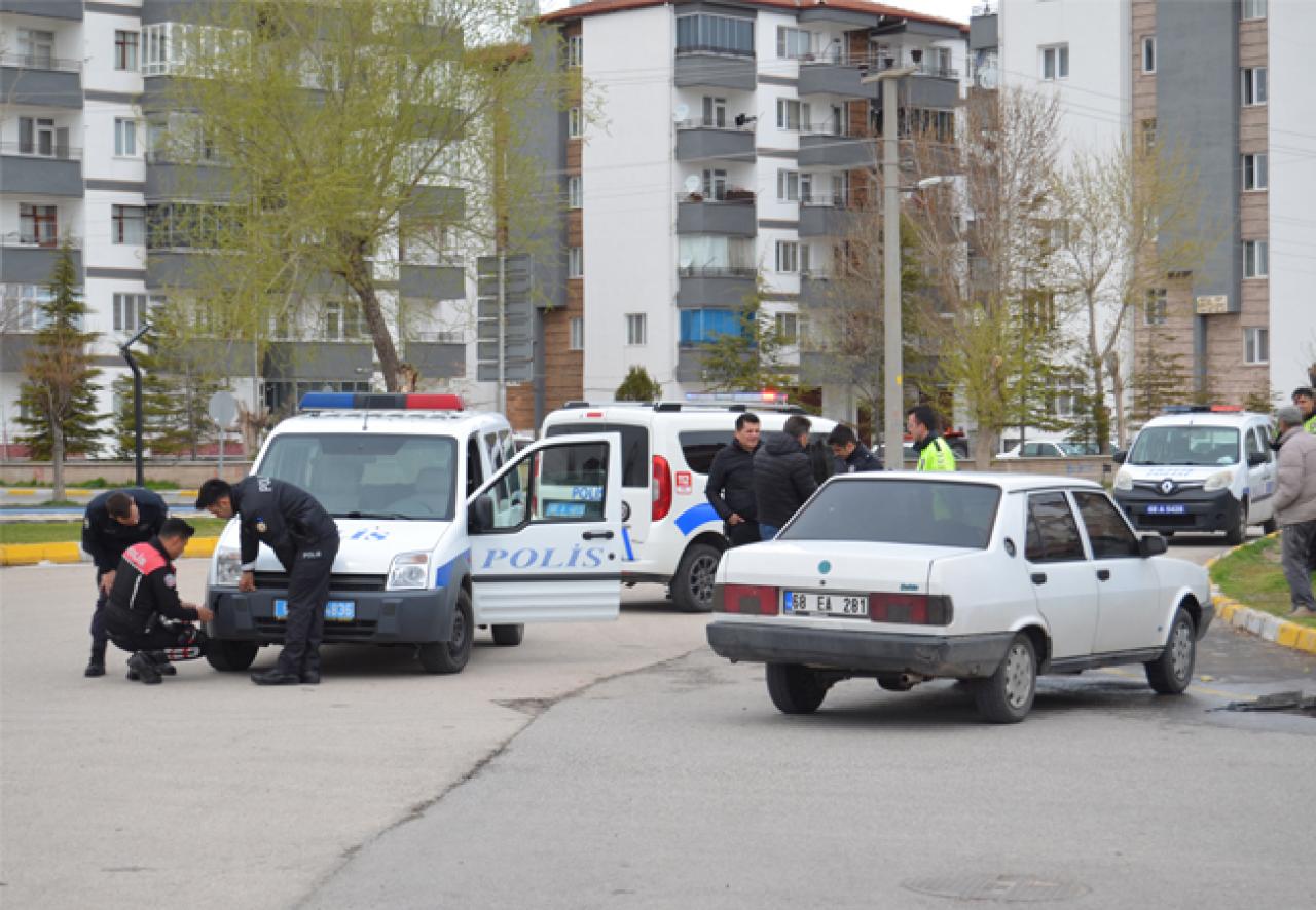 'Dur' İhtarına Uymayan Sürücü, Otomobiliyle Polis Aracına Çarpınca Yakalandı