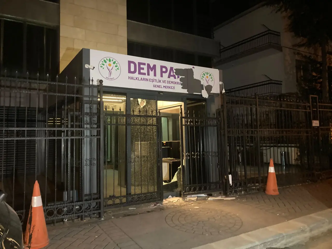 Ankara Balgat’ta DEM Parti Genel Merkezi'ne taşlı saldırı!