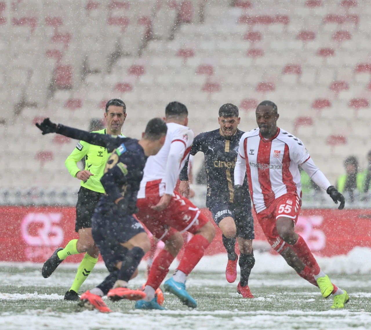 Karlar altında oynanan maçta Sivasspor ile Kasımpaşa yenişemedi!