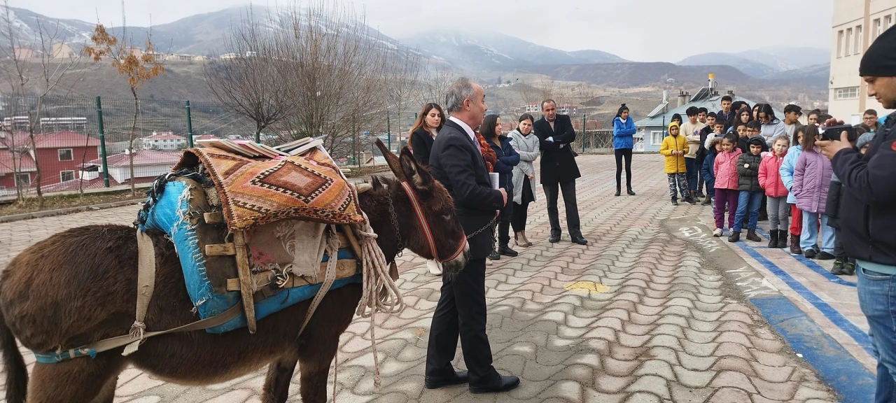 Ersin Bilge eşeğiyle birlikte köy köy gezerek dünya klasiklerini okullarla buluşturuyor!