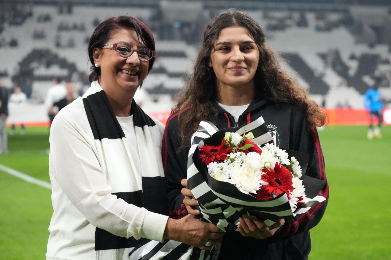 Milli güreşçi Nesrin Baş Beşiktaş-Kasımpaşa maçı öncesi onurlandırıldı!