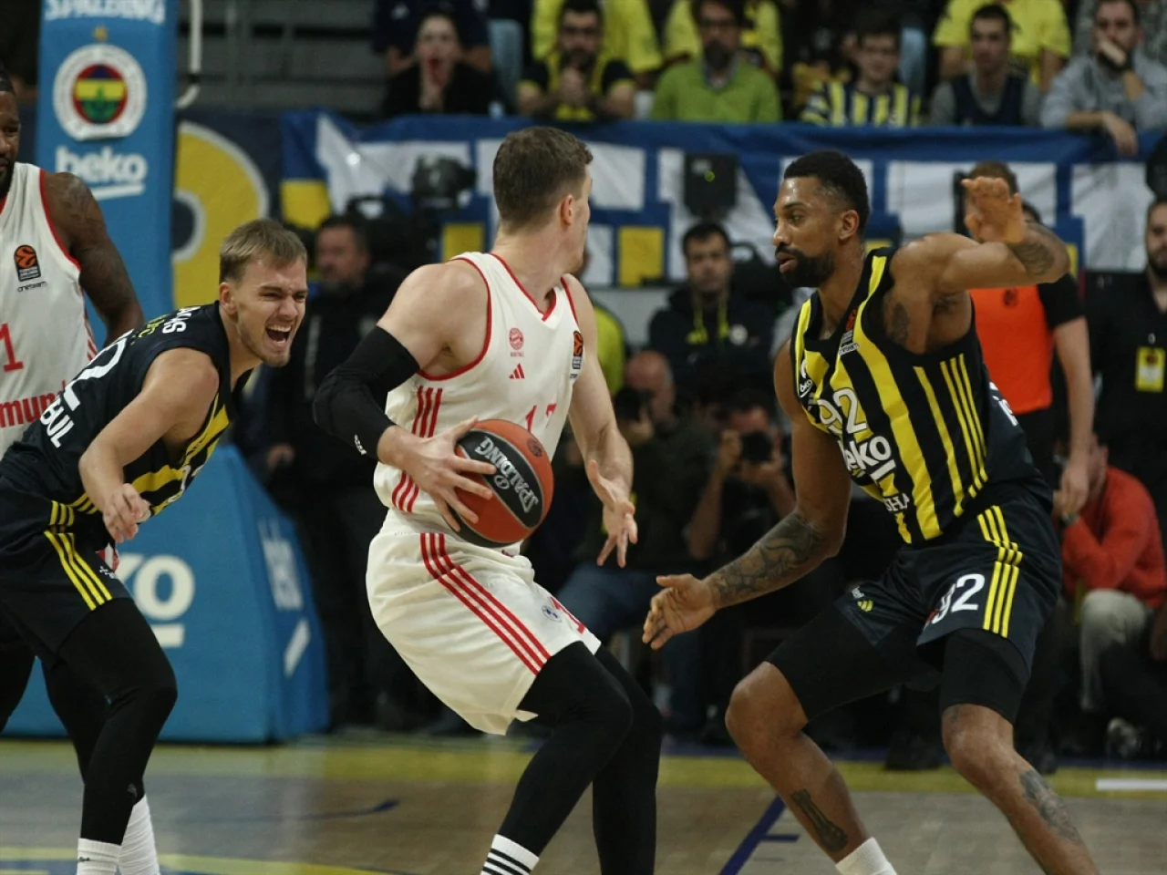 Fenerbahçe Beko Bayern Münih'i 87-76 mağlup ederek lider koltuğuna oturdu!