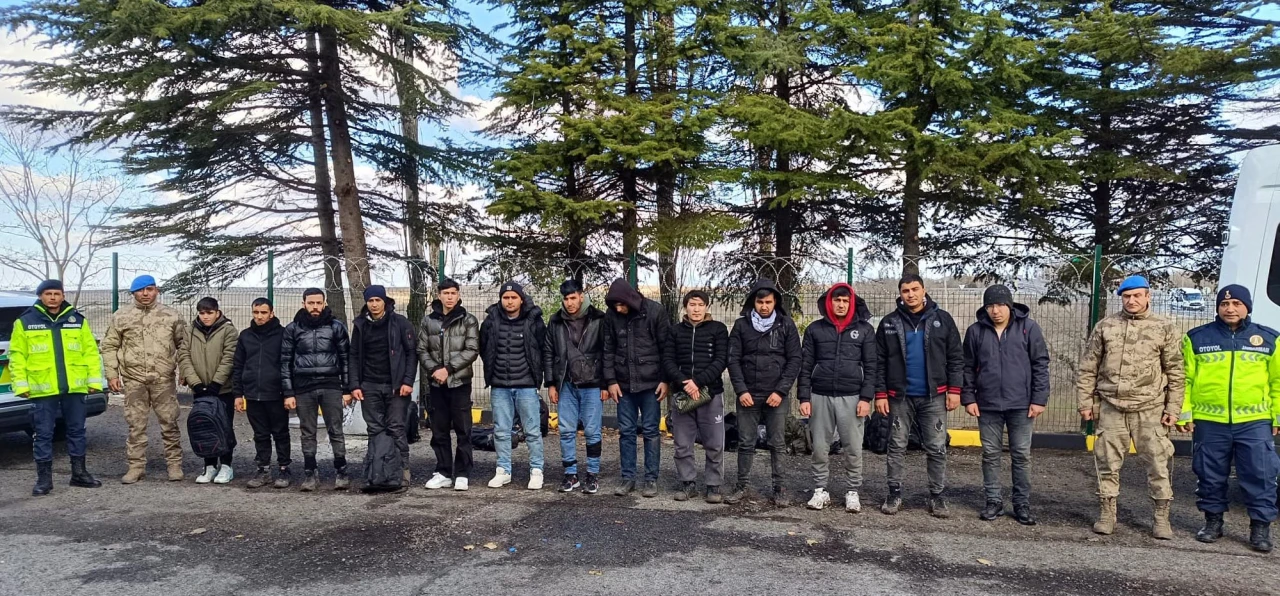 Tekirdağ'da jandarma tarafından 12 kaçak göçmen yakalandı