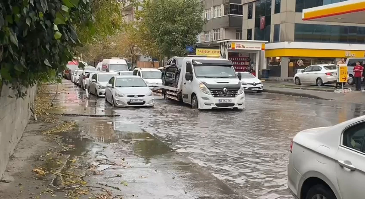 Sağanak yağış Küçükçekmece'yi vurdu, caddeler göle döndü