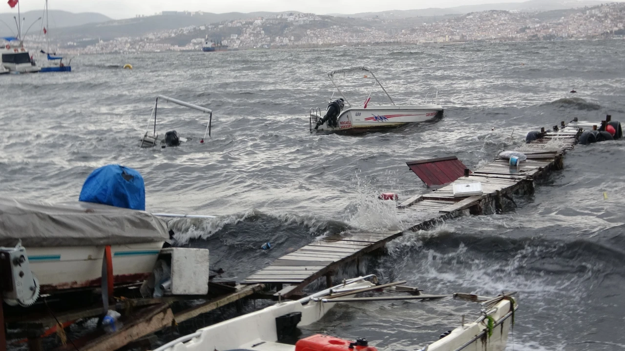 Kocaeli'de fırtına bazı tekneleri alabora etti