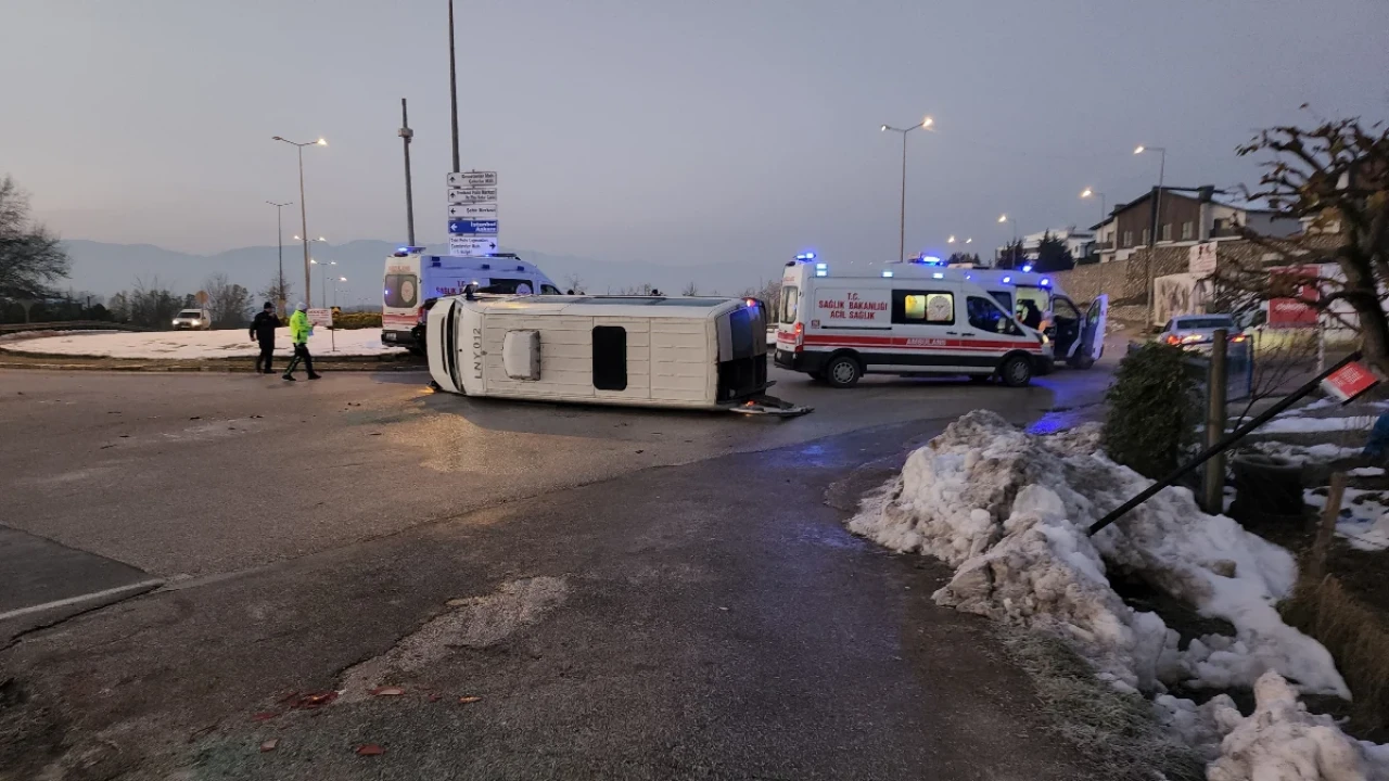 Buzlanan yolda servis minibüsü devrildi: 7 işçi yaralandı