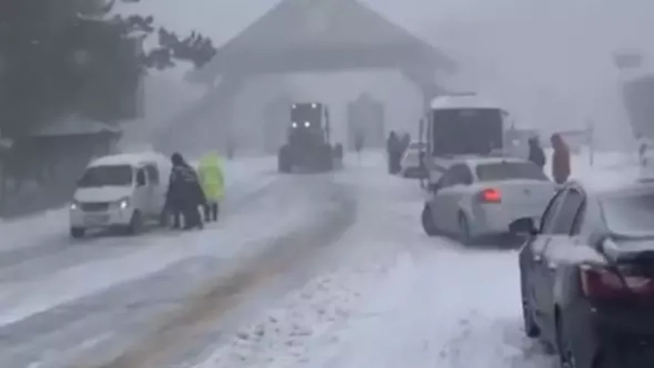 Uludağ'da kar kalınlığı 20 cm'e ulaştı, araçlar yolda kaldı!