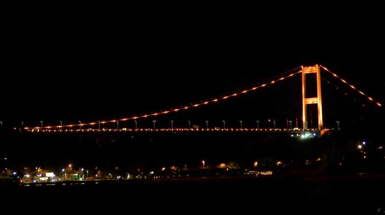 İstanbul'daki boğaz köprüleri turuncu renge büründü: Lösemiye dikkat çekildi