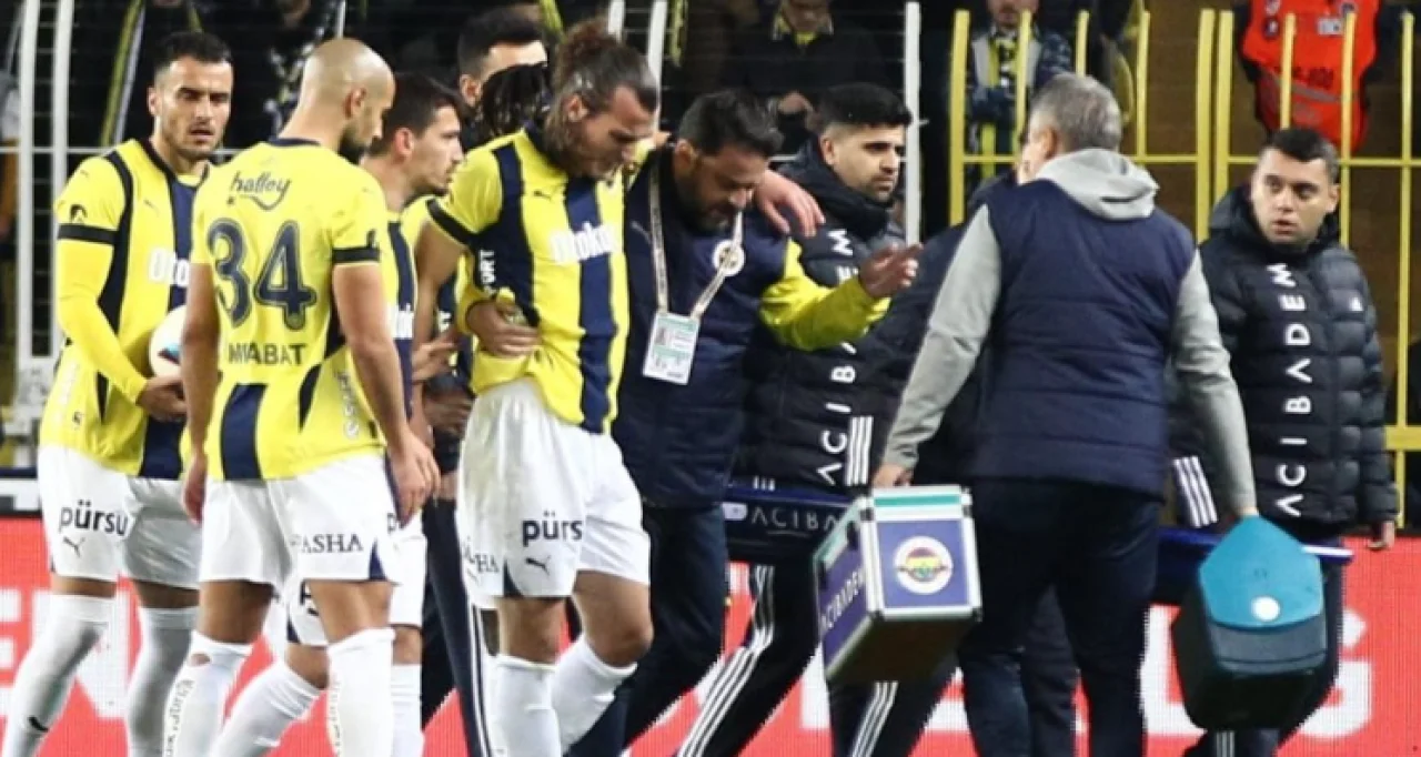 Fenerbahçe'de şok sakatlık! Çağlar, 10. dakikada yerini Djiku'ya bıraktı! Çağlar Söyüncü'nün sakatlığı ciddi mi?