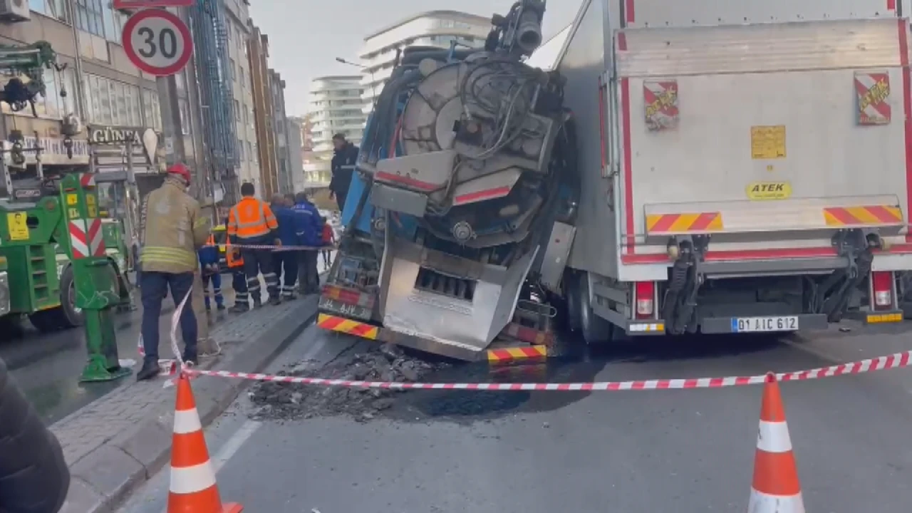 Güngören'de yol çökmesi nedeniyle yol trafiğe kapatıldı!