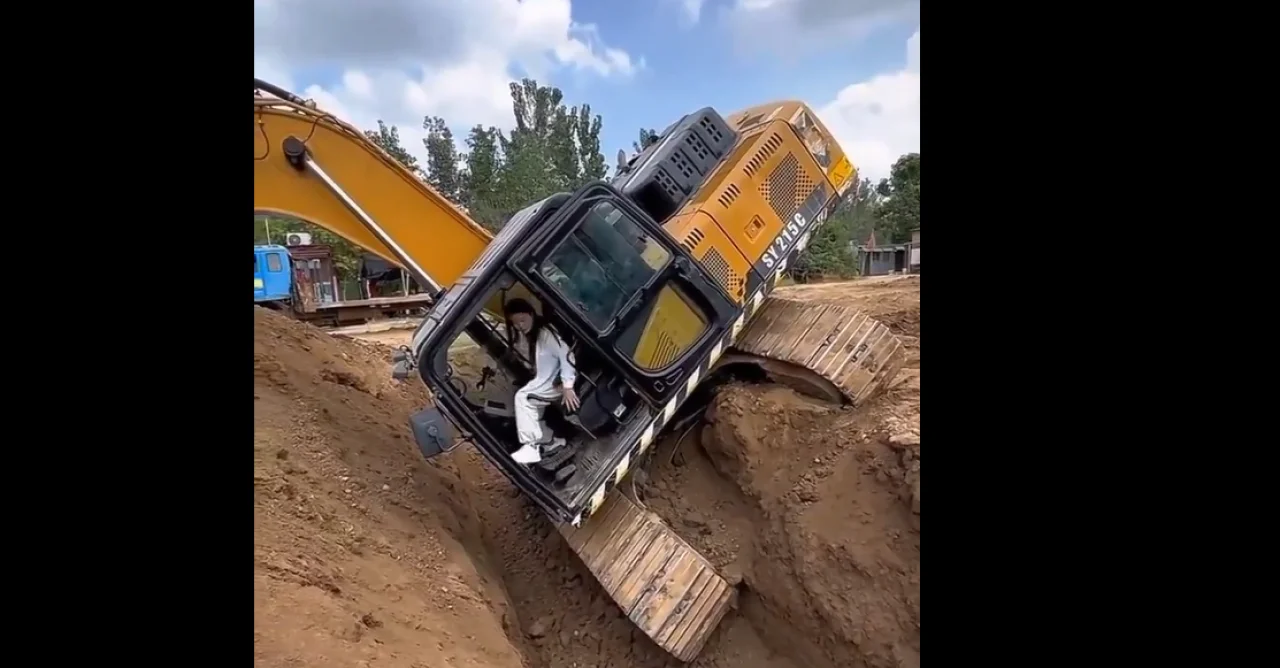 Çukura düşen iş makinasını ustalıkla kullanan kadın görenleri şaşkına çevirdi!