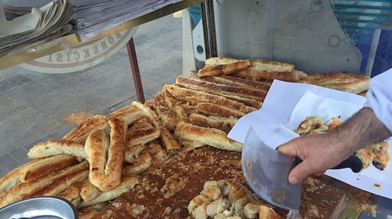 Kıyma yerine sakatat yedirmişler! İstanbul’un meşhur börekçisinde büyük skandal