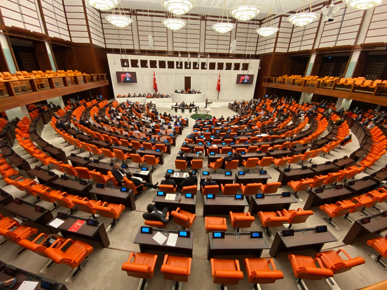 TBMM'de "kayyım" tartışması! AK Parti, CHP ve DEM'li vekiller birbirine girdi