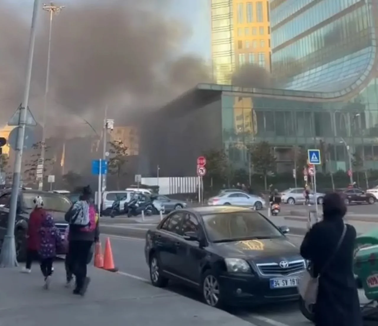 İstanbul Levent’te Hangi AVM'de Yangın Çıktı, Yangının Nedeni Nedir, Söndürüldü Mü? Son Durum!