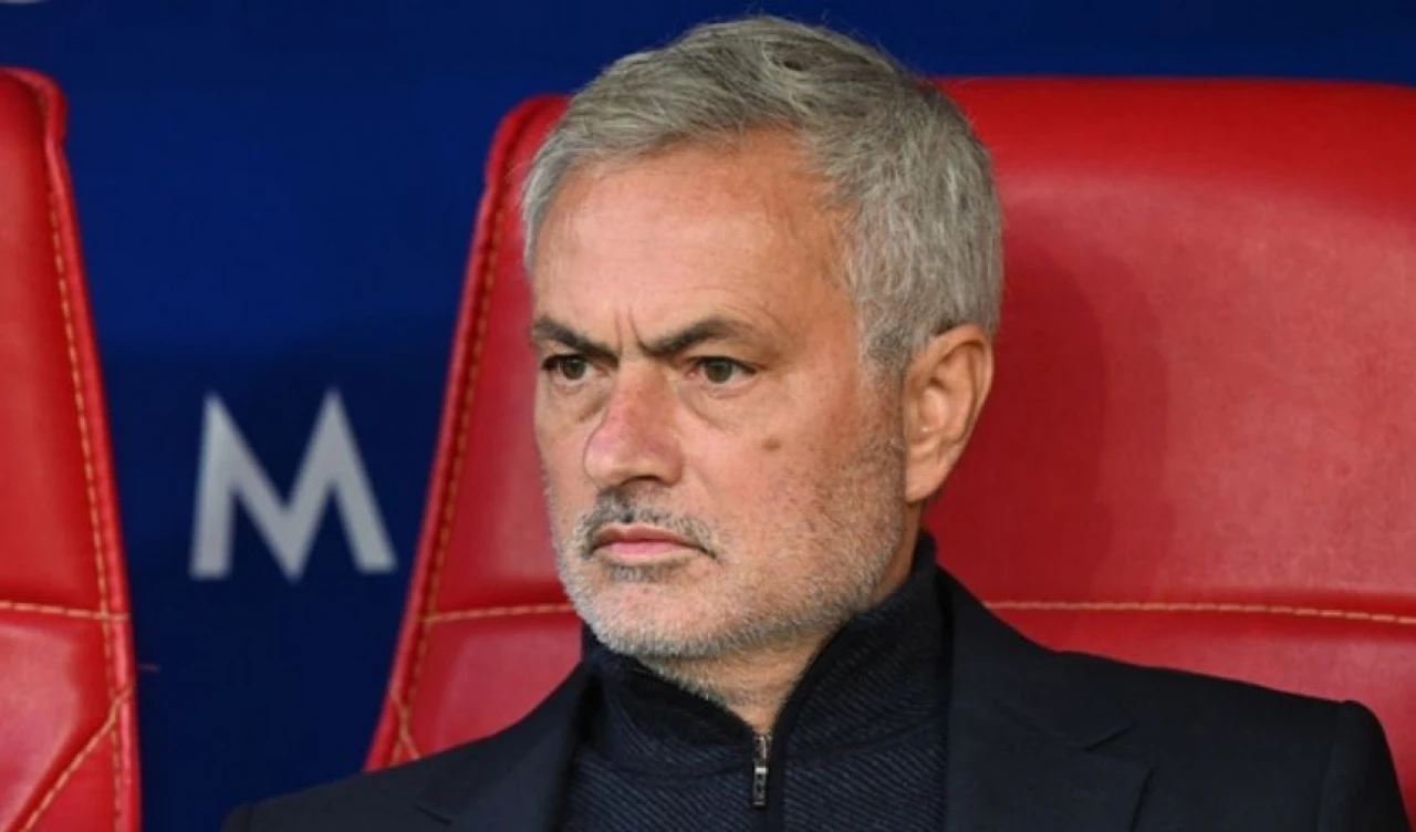 Jose Mourinho'dan ŞOK 5 DEĞİŞİKLİK! Fenerbahçe, Slavia Prag Karşısında Yeni Bir Yüzle Sahada!