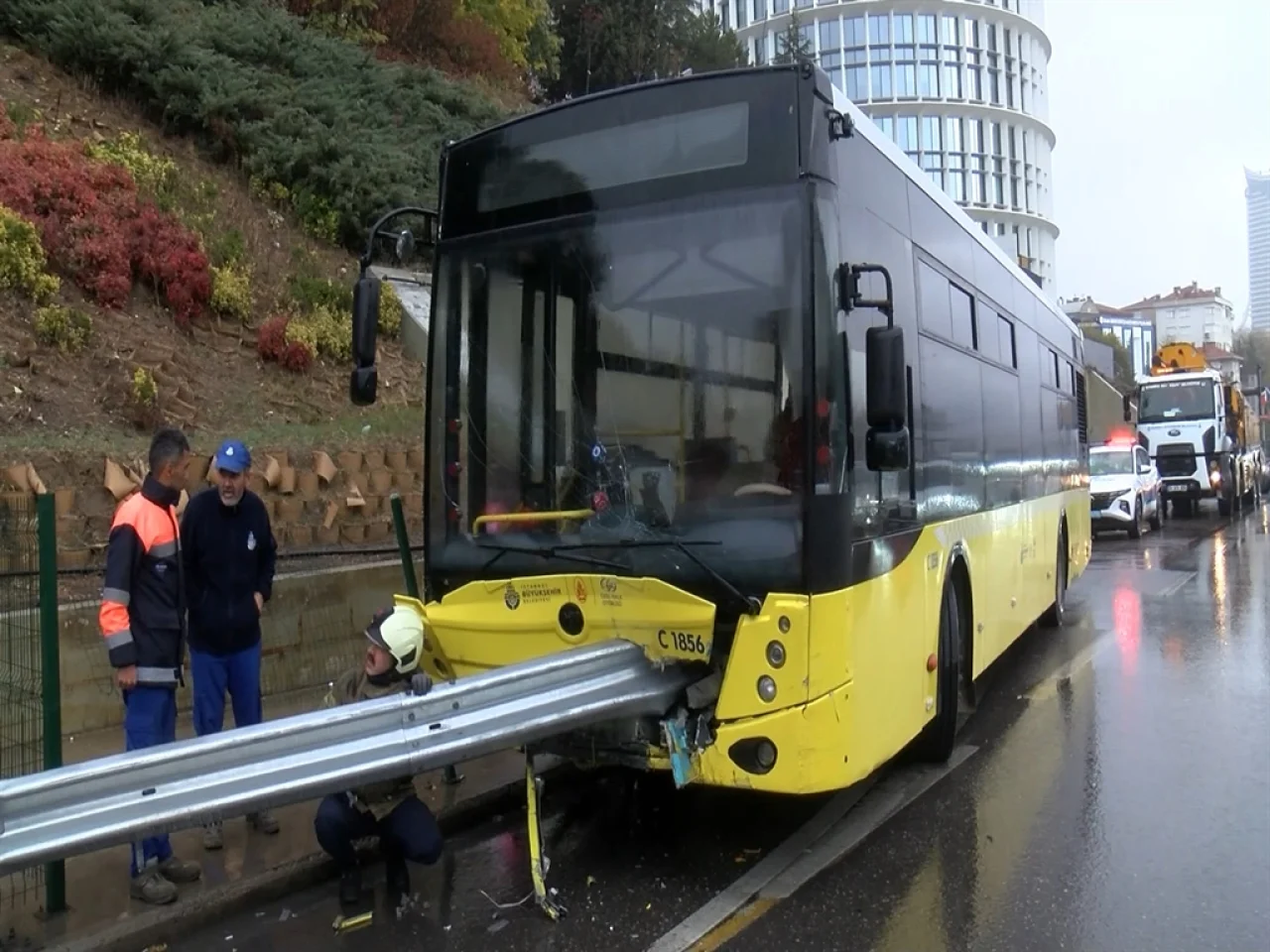 Kadıköy'de korkunç kaza! İETT otobüsü bariyerlere ok gibi saplandı