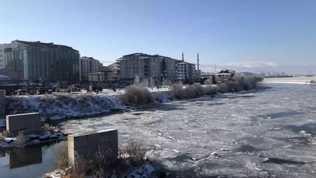 Ardahan'da Kura Nehri tamamen buz tuttu!