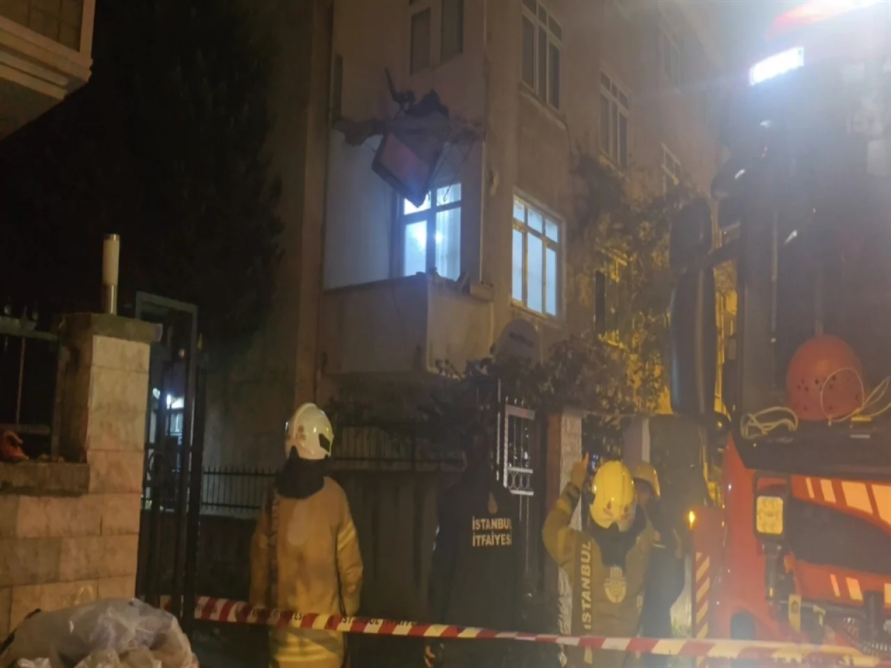 Kartal'da balkon çöktü: Bina sakinleri tahliye edildi