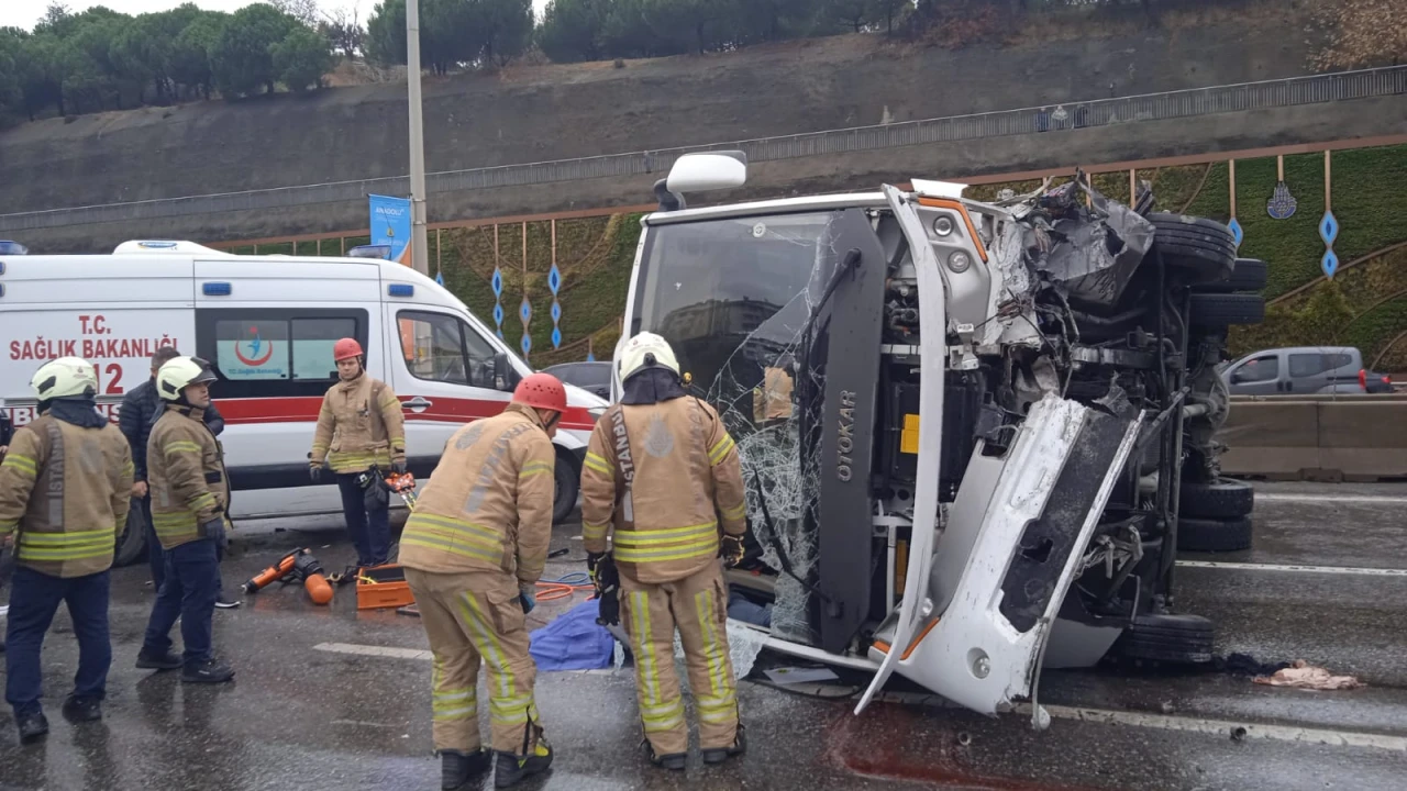 İstanbul Maltepe’de servis minibüsü devrildi: Ölü ve yaralılar var!