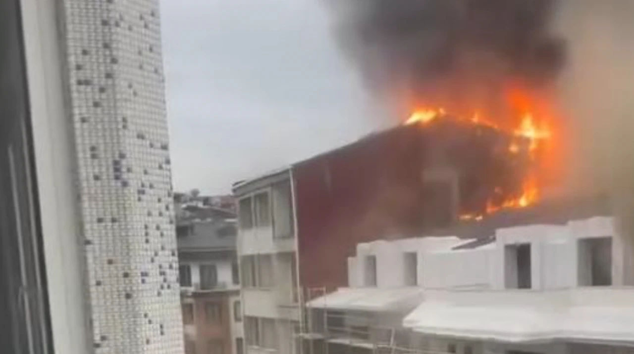 Fatih'te korkutan yangın: 6 katlı binanın çatısı alev alev yandı