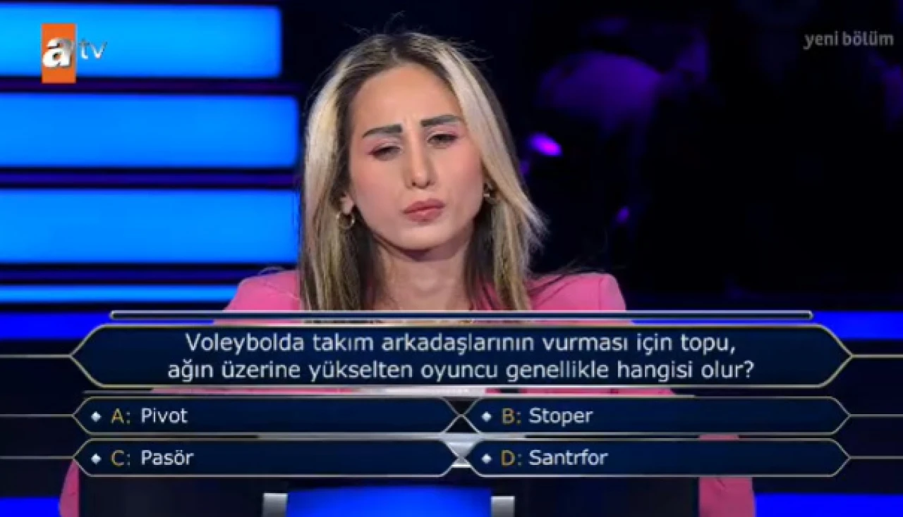 Voleybolda takım arkadaşlarının vurması için topu, ağın üzerine yükselten oyuncu genellikle hangisi olur?