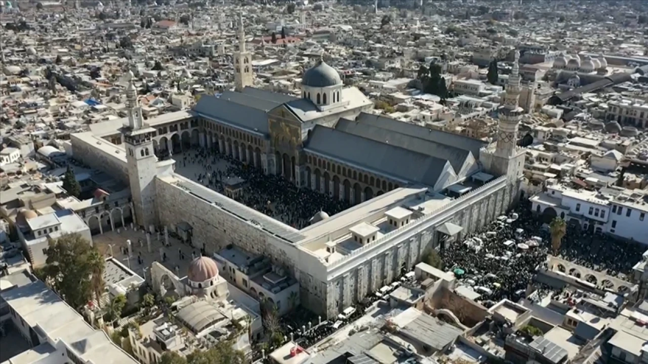 61 Yıllık Baas Rejiminin Devrilmesinin Ardından Emevi Camii’nde İlk Cuma Namazı Kılındı!