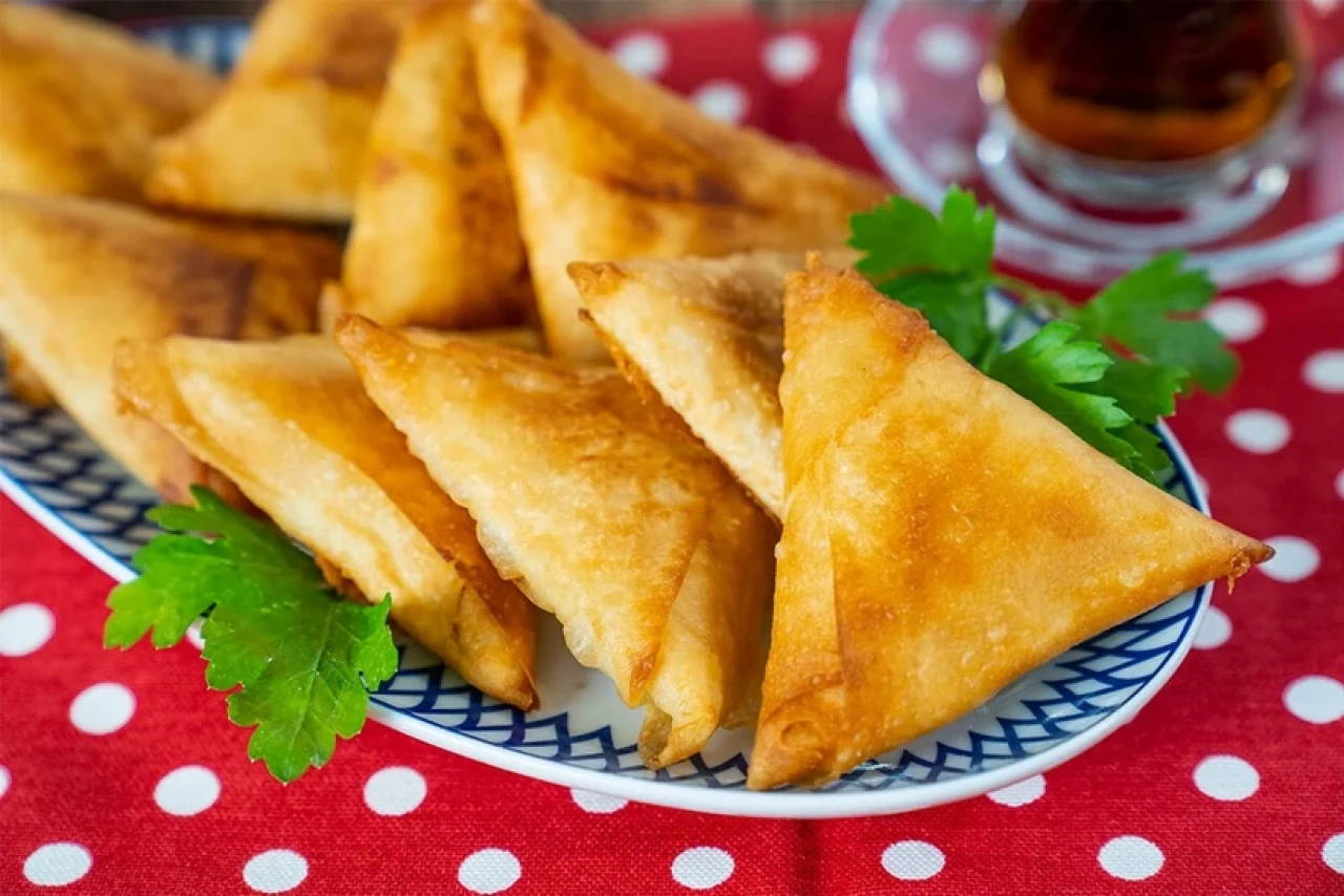 Gelinim Mutfakta Tavada Üçgen Börek Nasıl Yapılır? İçine Ne Konur? Malzeme Listesi ve Pratik Tarifi