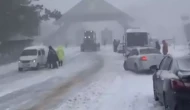 Uludağ'da kar kalınlığı 20 cm'e ulaştı, araçlar yolda kaldı!