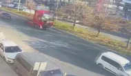 TIR, scooterli kadına çarptı metrelerce sürükleyip aracın altına aldı