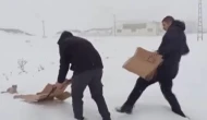 Erzurum'da Polis Ekipleri, Kar Yağışı Altında Mahsur Kalan Kediyi Kurtardı! İçinizi Isıtacak Görüntüler...