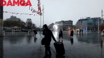 Taksim’de Sağanak Yağış Etkili Oldu: Lodos Zor Anlar Yaşattı