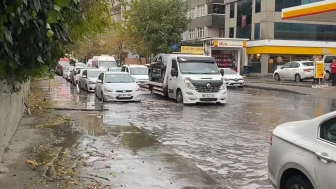 Sağanak yağışta caddeler göle döndü