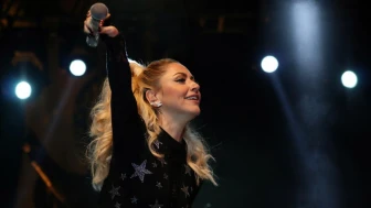 Başarılı Öğrencilere Yardım İçin Özel Gece: Hadise’nin Su Matarası Rekor Fiyata Satıldı!