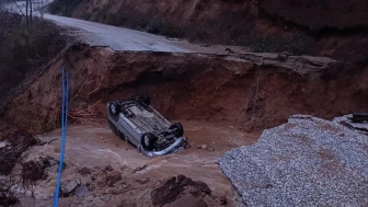 İzmir'de Sağanak Yağış Toprak Kaymasına Neden Oldu! Seyir Halindeki Araç Çukura Düştü!